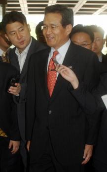 6일 오전 노무현 대통령의 탄핵소추 심판사건의 주심을 맡은 헌법재판소 주선회 재판관이 출근때 기자들에 둘러싸여 질문을 받고 있다.이날 예정된 평의는 열리지 않았다. 안주영기자 yja@