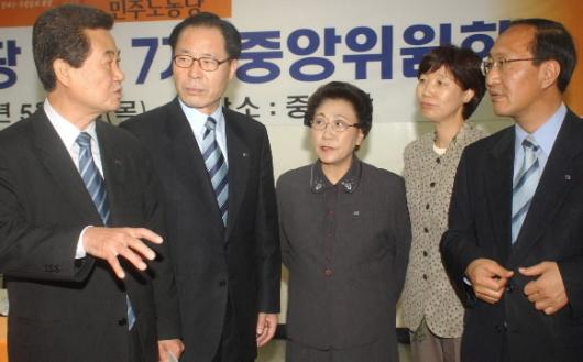 권영길(왼쪽 두번째) 민주노동당 대표가 6일 중앙당위원회에 앞서 당선자 등과 대화를 나누고 있다. 최해국기자 seaworld@