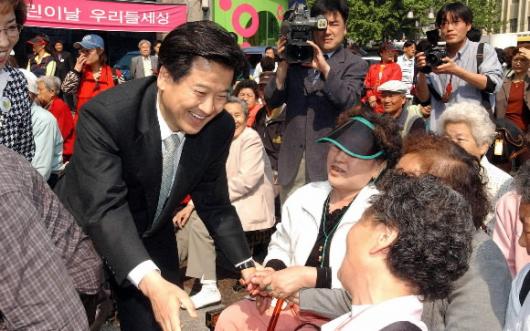 정동영(왼쪽) 열린우리당 의장이 어버이 날을 이틀 앞둔 6일 서울 영등포 경방필 백화점에서 열린 ‘독거노인 및 장애인 문화탐방 나들이’ 행사에서 노인들을 위로하고 있다. 오정식기자 oosing@