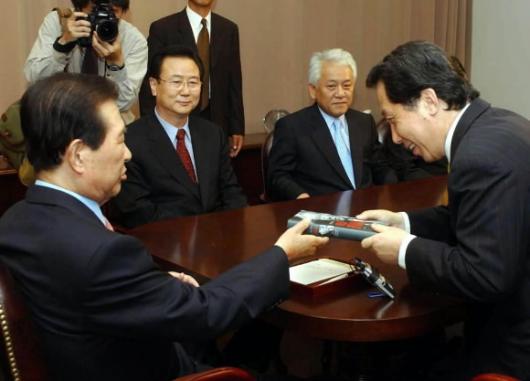 김대중(왼쪽) 전 대통령이 6일 동교동 자택을 방문한 김근태 열린우리당 원내대표로부터 책을 선물받고 있다.건너편 왼쪽부터 배기선 의원,김한길 당선자. 국회 사진기자단@