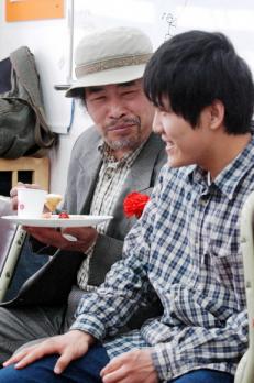 서울 은평씨앗학교에 다니는 안건호(18)군이 6일 어버이날을 앞두고 직접 만든 요리를 아버지에게 대접하고 있다. 김명국기자 daunso@
