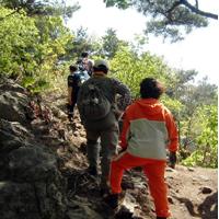 가파른 능선을 따라 오르는 등산객들