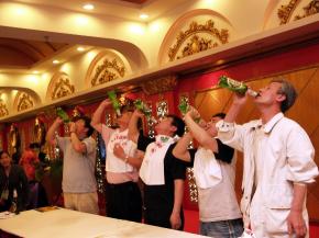 맥주마시기 게임중인 관광객