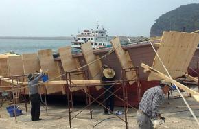 실물 크기의 거북선 제작 장면