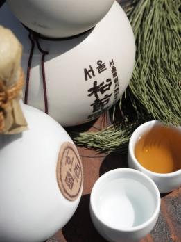 소나무 가지의 마디를 삶은 물로 빚는 송절주와 송절주를 증류해 얻은 한주.입안 가득 채우는 솔향과 쌉싸름한 맛이 특징이다.