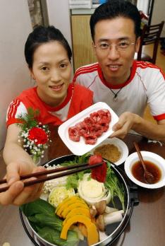 새내기 주부 정미애(왼쪽)씨가 결혼 후  처음 맞이하는 어버이날을 앞두고 시어머니에게 대접할 샤부샤부를 남편 박현웅씨의 도움을 받아 만들어 보고 있다.
