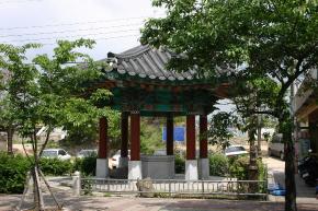 입구 오른쪽 기와지붕 아래에 표주박으로 언제나 물을 떠 마실 수 있는 마르지 않는 샘이 있다. 경주 김상화 기자