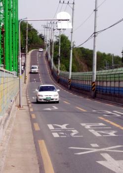 가난을 벗어나려고 어린 남매를 남겨두고 돈벌러 떠나는 어머니가 고개를 넘다가 돌아보고 또 돌아보며 눈물을 흘렸다는 전설을 간직한 고모령. 지금은 왕복 2차로가 시원하게 뚫려 '부엉새'나 '가랑잎'을 생각할 결를도 없이 휙 지나가는 포장도로로 변했다. 대구 황경근 기자