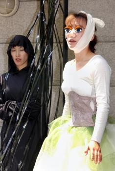 한국여성민우회가 6일 오후 서울 신촌기차역 앞에서 펼친 ‘NO 다이어트,NO 성형’ 캠페인에서 한 무용수가 성형으로 자신의 정체성을 잃어가는 여성의 모습을 표현하고 있다. 도준석기자 pado@