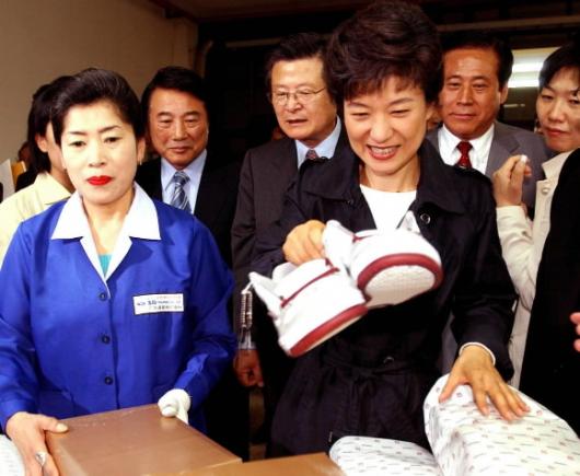 한나라당 박근혜 대표가 7일 부산 신호공단의 한 신발제조업체를 방문,제품을 살펴보고 있다. 부산 왕상관기자 skwang@