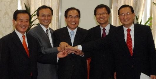 열린우리당 원내대표와 정책위의장에 출마할 의원들이 7일 국회에서 선전을 다짐하고 있다.왼쪽부터 강봉균·이해찬의원,임채정 원내대표 선거관리위원장,천정배·홍재형 의원. 오정식기자 oosing@