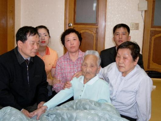 나봉덕(왼쪽)씨가 105세로 10년째 치매를 앓고 있는 시어머니를 돌보고 있다.