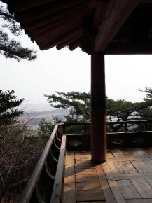 바다와 어우러져 한층 운치 있는 다산초당의 모습. 정약용은 다산으로 거처를 옮긴 뒤 마음의 안정을 되찾았다.