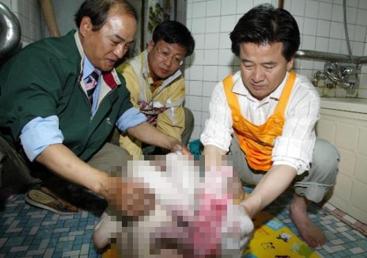 열린우리당 정동영 의장이 지난 2일 장애인 복지시설을 방문,장애인을 목욕시키는 장면.알몸의 장애인 모습이 여과없이 보도되자 장애인단체와 네티즌들이 정 의장을 거세게 비난하고 나섰다. 오정식기자 oosing@