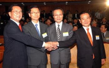 10일 국회 헌정기념관에서 열린 열린우리당 원내대표 및 정책위의장 경선 후보 토론회에서 후보들이 포즈를 취하고 있다.왼쪽부터 홍재형·천정배·이해찬·강봉균 의원. 오정식기자 oosing@