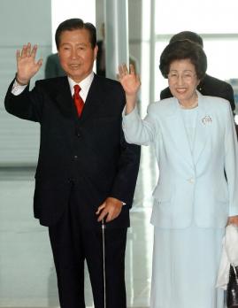 김대중 전 대통령과 부인 이희호 여사가 10일 오전 인천공항에서 비행기에 탑승하기 전에 환송객들에게 손을 흔들고 있다. 이언탁기자 utl@