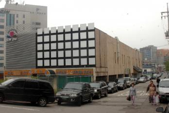 한나라당의 새 당사 후보지인 서울 강서구 염창동의 식당가 건물 전경. 최해국기자 seaworld@