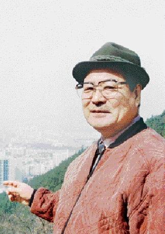 '무등산 지킴이' 박선홍씨가 자신의 몸처럼 아끼고 사랑하는 무등산 산행을 즐기고 있다.