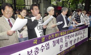 10일 오전 서울 세종로 정부종합청사 앞에서 열린 파행적 보충·자율학습 철폐와 문화교육 활성화를 위한 문화예술인 선언에서 영화감독 여균동씨가 공동 선언문을 읽고 있다. 이호정기자 hojeong@