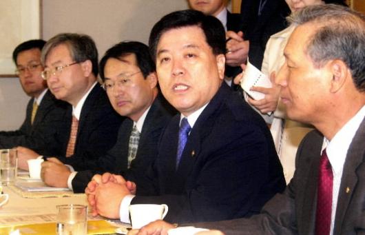 고유가와 미국 금리 인상 가능성 등으로 금…