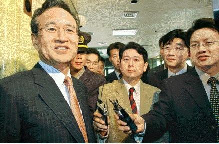 노무현 대통령 탄핵심판사건의 주심재판관을…