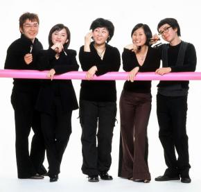 '디 아모레 갤러리'에서 맞춤 메이크업을 선보이는 최고의 메이크업 아티스트 5명. 왼쪽부터 손대식 김선진 이희 고원혜 박태윤씨