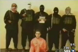 이슬람 무장세력이 미국인의 목을 베는 장면.  SBS제공