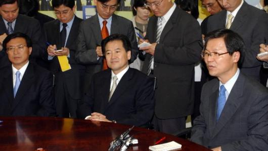 千·辛·鄭 서로 제갈길? 열린우리당 천정배(오른쪽) 원내대표가 12일 영등포 당사에서 열린 확대간부회의에서 당선소감을 밝히는 동안 신기남(왼쪽) 상임중앙위원과 정동영 의장이 다소 경직된 표정으로 듣고 있다. 오정식기자 oosing