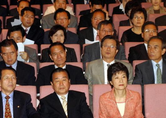 한나라당 17대 당선자총회에서 박근혜대표가 발언자들의 이야기를 듣고 있다. 최해국기자  seaworld@