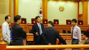 탄핵심판 이틀 앞둔 12일 헌법재판소 재판정에 방송 중계팀 관계자와 헌재측과 14일 중계방송에 관련해 이야기를 나누고있다.  안주영기자 jya@