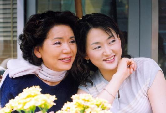 2인극 '잘자요, 엄마'에서 엄마와 딸로 등장하는 모녀배우 윤소정(왼쪽)·오지혜