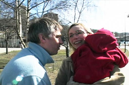 17일 방영될 1부의 한 장면.스웨덴에서 육아휴직 중인 한 남편이 직장에 있는 아내를 찾아가 아이에게 젖을 먹이고 있다.