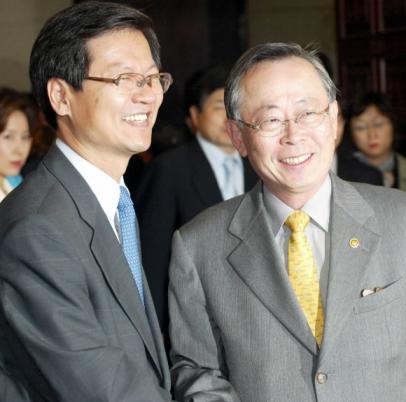 열린우리당 천정배(왼쪽)원내대표와 이헌재…