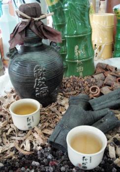 담양 추성주는 구기자,두충,연자육(연꽃 열매)등으로 빚어 노오란 빛의 색깔을 띠며 향이 그윽하다.