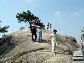 암릉을 타고 내려오는 등산객들