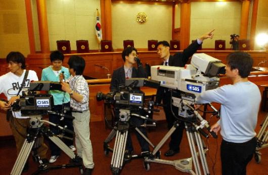 `탄핵' 선고 생방송 준비  노무현 대통령 탄핵심판 사건에 대한 선고를 하루 앞둔 13일 방송사 직원들이 헌법재판소 대심판정 안에 선고 생방송을 위한 중계 카메라를 설치하고 있다. 도준석기자 pado@