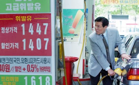 주유소에 내걸린 '카드 사용시 할인+캐시백 적립' 광고판. 그러나 실제 할인 액수는 광고에 못 미치는 경우가 많다.