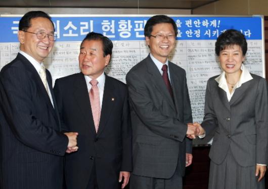 "잘해 봅시다" 열린우리당 천정배(오른쪽 두번째) 신임 원내대표와 홍재형(왼쪽) 정책위의장이 13일 한나라당을 찾아가 박근혜 대표(오른쪽), 이강두 정책위의장과 인사를 나누고 있다.  최해국기자 seworld@