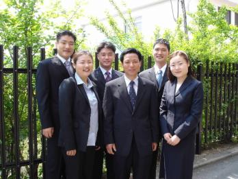 6명이 모두 장애아동 특수학교에서 근무하는 양종의 성남혜은학교 교장 가족.아랫줄 중앙에서 시계 방향으로 양 교장,큰딸 수현,아들 동욱,큰사위 이관선,둘째사위 성치영,작은딸 유선 교사.