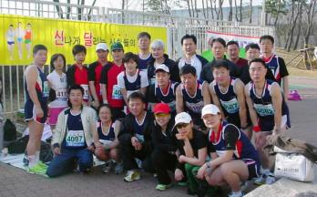 신달모 회원들이 연습 장소인 인천대공원에서 서울신문 하프마라톤을 앞두고 파이팅을 외치고 있다.앞줄 왼쪽에서 세 번째가 김동찬 회장.