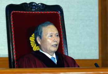 헌법재판소 선고 윤영철 헌법재판소장이 14일 오전 탄핵소추안 헌재 선고 판결문을 읽고 있다. 사진공동취재단