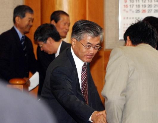 14일 노무현 대통령의 탄핵심판 사건에 대한 기각이 선고된 직후 대통령측 대리인단 간사를 맡은 문재인 변호사가 헌법재판소 대심판정을 나서며 참석자들과 승리의 악수를 나누고 있다. 사진공동취재단