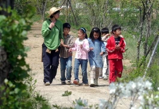 경기 파주의 대안초등학교인 ‘자자학교’ 2학년 학생들이 14일 자연관찰 수업을 위해 선생님과 함께 숲속길을 따라 학교 근처 늪지로 가고 있다. 안주영기자 jya@
