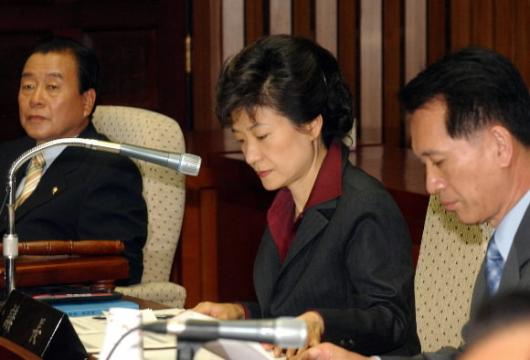 심각 한나라당 박근혜 대표가 14일 국회 대표실에서 노무현 대통령에 대한 헌법재판소의 탄핵심판 선고를 지켜본 뒤 긴급 운영위원회를 주재하고 있다. 최해국 기자 seaworld@