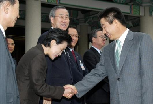 盧, 강금실장관과 악수