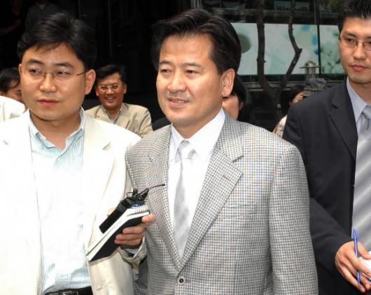 정동영 열린우리당 의장이 16일 서울 강남구의 한 영화관에서 영화를 관람한 뒤 거취를 묻는 기자들의 질문에 답하고 있다. 최해국기자 seaworld@