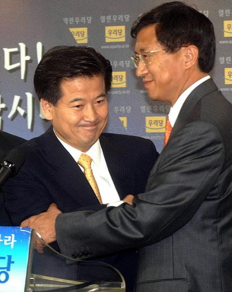 열린우리당 정동영(왼쪽) 의장이 17일 서울 영동포 당사에서 사퇴 기자회견을 마친 후 차기 의장직을 승계하는 신기남 상임장앙위원의 손을 잡고 인사하고 있다. 오정식기자 oosing@