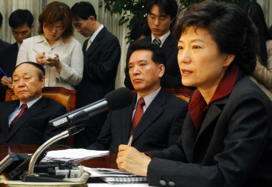 한나라당 박근혜(오른쪽)대표가 17일 상임운영위 회의에서 '김혁규 총리기용설'에 반발,노무현 대통령에게 상생의 정치를 주문하고 있다. 최해국기자 seaworld@