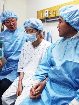 투병중인 안상준(가운데)군이 병문안 온 아버지의 고교 동기생 이근철(오른쪽)씨와 손을 꼭 잡고 얘기를 나누고 있다. 손원천 기자 angler@