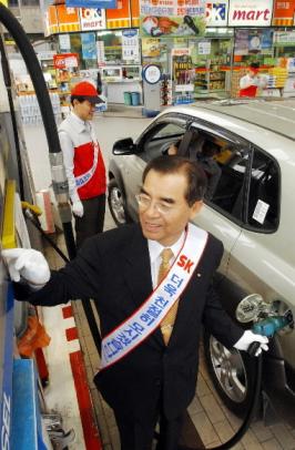 신헌철 SK㈜ 사장은 틈틈이 SK직영주유소를 찾아 직접 주유를 하며 어려웠던 과거를 반추하며 고객들의 소리에 귀를 기울인다.신 사장이 17일 출근길에 서울 SK반포주유소에서 주유를 하고 있다. 도준석기자 pado@